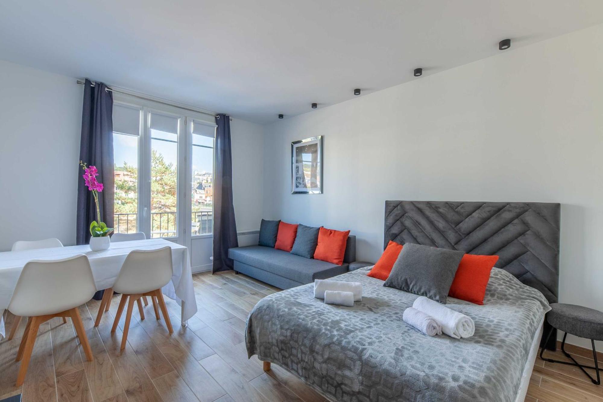 Studio Sleeps 4 With Terrace, 500M Place Morny Deauville Luaran gambar