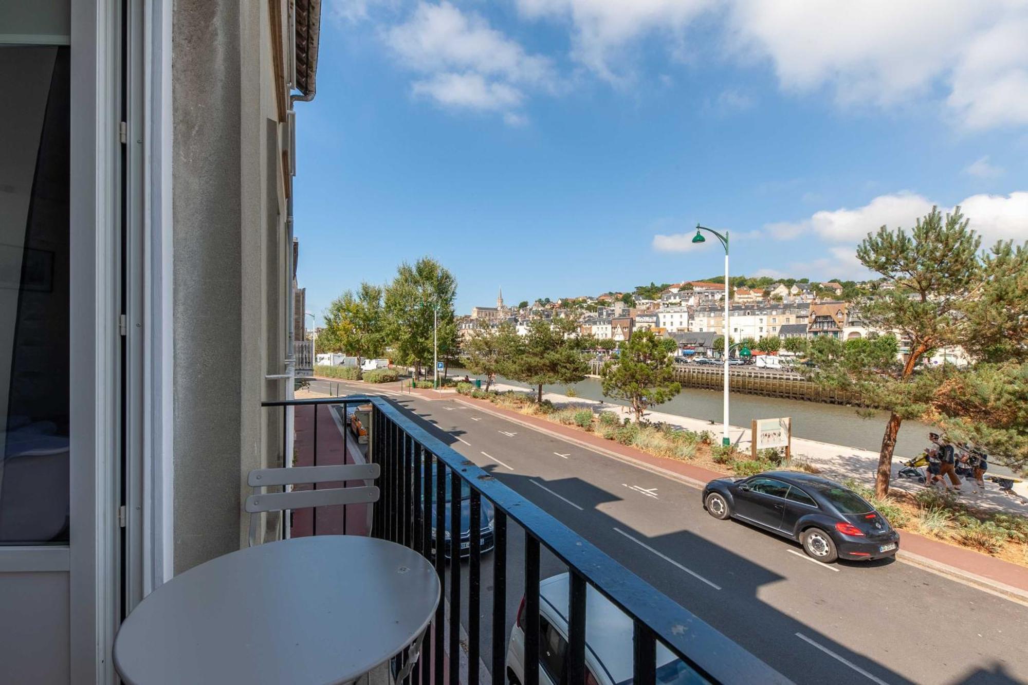 Studio Sleeps 4 With Terrace, 500M Place Morny Deauville Luaran gambar