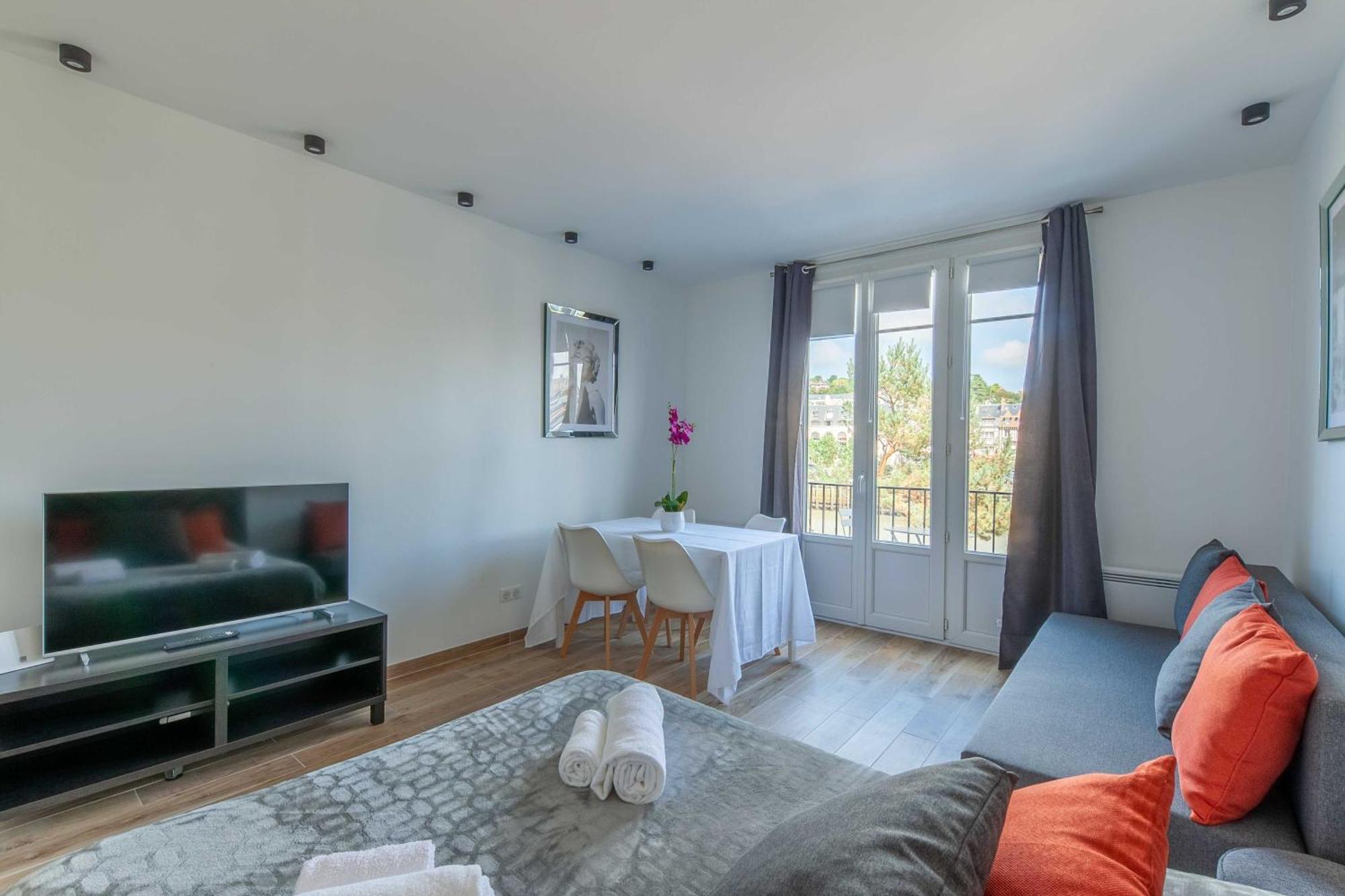 Studio Sleeps 4 With Terrace, 500M Place Morny Deauville Luaran gambar